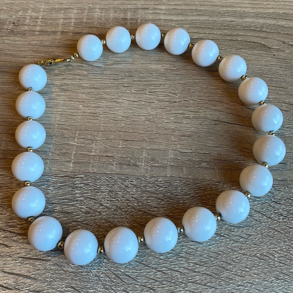 NAPIER Vintage White Lucite Beads w/ Gold Tone Spacer Beads Classic Necklace - Picture 11 of 11